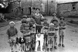 01509 Prints: Mrs Elizabeth Ann Holmes (25) mother to eleven boys aged 12 years
