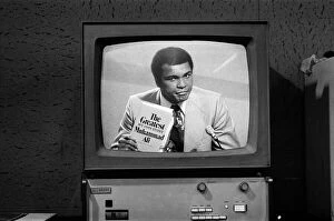 Images Dated 9th January 2013: Muhammad Ali doing a commercial for the Daily Mirror March 1976