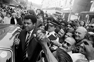 00824 Prints: Muhammad Ali is mobbed by fans and supporters in the streets of Birmingham