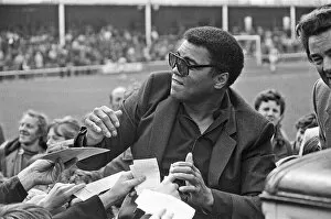 01358 Collection: Muhammad Ali at Nuneaton. The boxing legend brought his own kind of magic to thrill