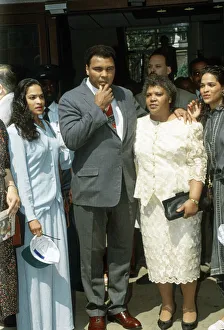 00442 Prints: Muhammad Ali outside St Bartholomews Hospital with his daughters Jamillah