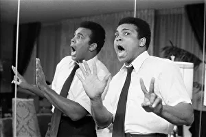 00435 Prints: Muhammad Ali predicts what round he will finish Joe Bugner in their upcoming fight