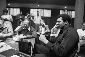 Images Dated 20th September 1976: Muhammad Ali talking to repoters at the Concord Hotel in Catskill Mountains