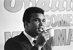 00487 Prints: Muhammad Ali visits the co-op and Birmingham New Street railway station during his