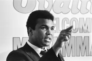 00487 Prints: Muhammad Ali visits the co-op and Birmingham New Street railway station during his