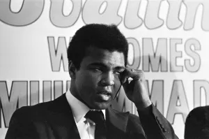 00487 Prints: Muhammad Ali visits the co-op and Birmingham New Street railway station during his