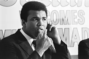 00487 Prints: Muhammad Ali visits the co-op and Birmingham New Street railway station during his