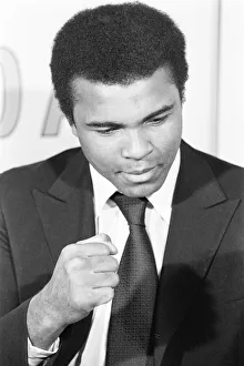 00487 Prints: Muhammad Ali visits the co-op and Birmingham New Street railway station during his