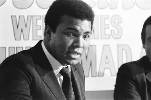 00487 Prints: Muhammad Ali visits the co-op and Birmingham New Street railway station during his