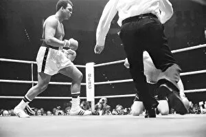 Images Dated 9th January 2013: Muhammad Ali vs Richard Dunn at the Olympiahalle, Munich, Germany