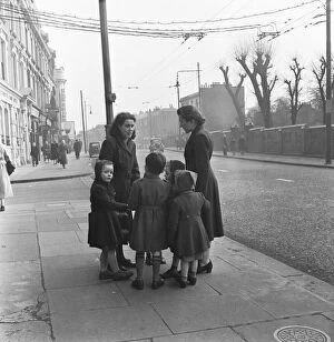01118 Collection: Mums and children gather on a corner of the Harrow Road close to the Regent Canal