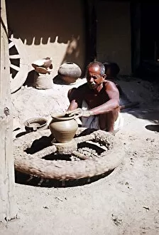 Images Dated 10th October 1972: Muria tribal (Gonds) forming clay pot at Narainpur Bastar District MP India