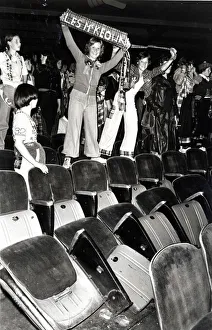 01066 Prints: Music - Pop - Bay City Rollers - Loyal fans cheer the band behind some of the broken