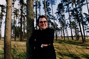 1995 Prints: Music - Singer and songwriter Gerry Rafferty wearing glasses black jacket white shirt