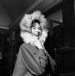 01475 Prints: Nanette Newman at the film premiere of The Captains Table