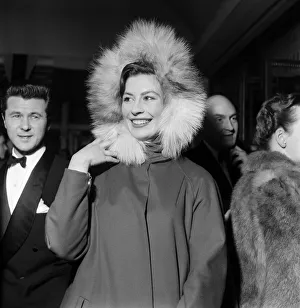 01475 Prints: Nanette Newman at the film premiere of The Captains Table