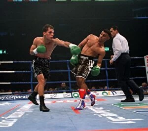 00402 Collection: NASEEM HAMED DUCKS FROM JOSE BADILLO OCTOBER 1997 DURING THEIR WORLD TITLE FIGHT LAST