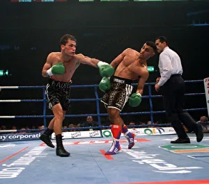 NASEEM HAMED DUCKS FROM JOSE BADILLO OCTOBER 1997 DURING THEIR WORLD TITLE FIGHT LAST