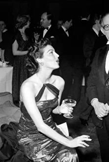 National film awards 1953 - Ava Gardner showing Sir Laurence Olivier the plaque she