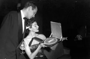 National film awards 1953 - Ava Gardner showing Sir Laurence Olivier the plaque she