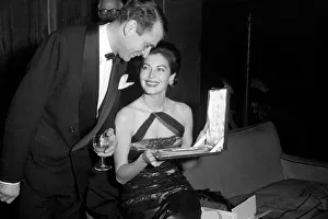 National film awards 1953 - Ava Gardner showing Sir Laurence Olivier the plaque she