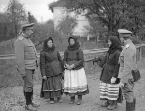 Native women of Halicz in Galacia talk with soldiers of the Russian army during World War