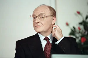01393 Prints: Neil Kinnock launches the Labour Party manifesto It