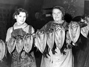 Nellie Dempsey of North Shields and Annie Raffan of Peterhead with some herrings after