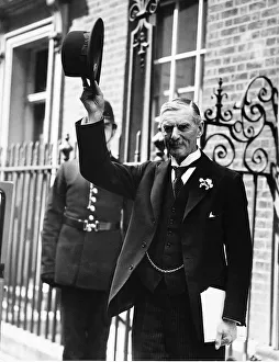 00157 Prints: Neville Chamberlain acknowledges the crowd outside no 10 Downing st