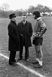 Chairman Prints: New Everton signing Bob Latchford greets chairman John Moores watched by his manager