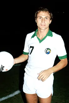 New York Cosmos Dennis Tueart holding a football October 1978