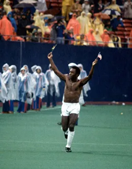 00208 Prints: New York Cosmos star Pele hacknowledges the crowd after playing his final match in an