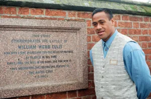 00889 Prints: New Zealand rugby player Jonah Lomu visiting Rugby. Pictured at the Webb Ellis plaque