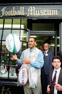 00889 Prints: New Zealand rugby player Jonah Lomu visiting Rugby. Pictured outside the Rugby Football