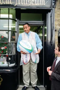 00889 Prints: New Zealand rugby player Jonah Lomu visiting Rugby. Pictured outside the Rugby Football