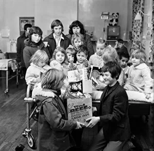 01408 Collection: Newspaper boys deliver easter eggs, Teesside. 1971