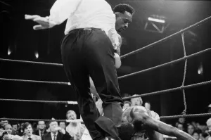 Nigel Benn vs Abdul Umaru Sanda at Alexandra Pavilion, London