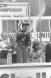 01428 Prints: NIGEL MANSELL CELEBRATING WINNING THE BRITISH GRAND PRIX AT BRANDS HATCH - 13 / 07 / 1986