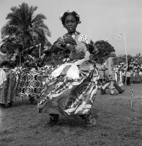 01260 Prints: A Nigerian dancer from the Efik tribe stops at the end of a traditional dance for