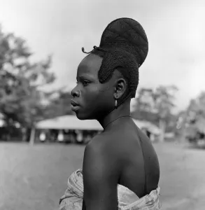 01260 Prints: A Nigerian woman, pictured during the Royal Tour of Queen Elizabeth II
