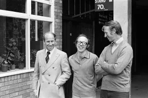 01096 Prints: Nobby Stiles signs for Preston North End F. C. He is pictured with manager Bobby Charlton