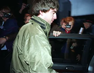 Noel Gallagher Oasis Glasgow December 1997 leaves the Hilton Hotel on way to the second