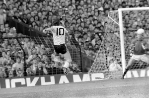 Norman Whteside scores the winning goal April 1983 FA Cup Semi final Manchester