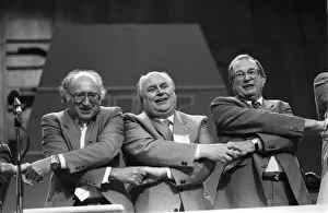 Trade Union Prints: NORMAN WILLIS SINGS AULD LANG SYNE AT THE END OF THE TUC CONFERENCE - 06 / 09 / 1986