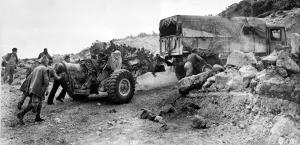 North Africa 1941 Allied tropps struggle with a medium field gun