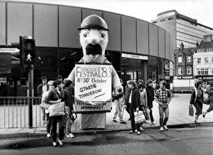 00419 Prints: North East Festivals The giant Mr Bill Board tours the streets of Newcastle 7