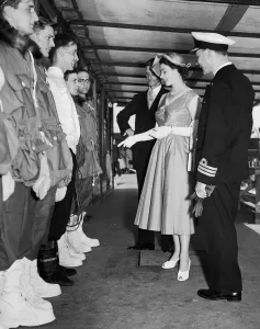 00356 Prints: The Norwegian sealer Tottan, is inspected by The Queen at Tower Pier. 1st July 1952