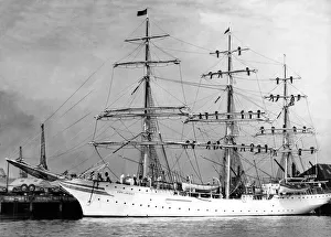 The Norwegian training sailing ship Sorlandet enters the River Tyne