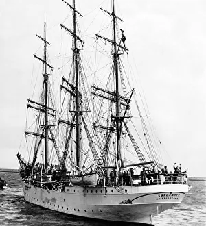 00096 Prints: The Norwegian training sailing ship Sorlandet leaving the River Tyne