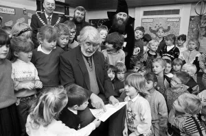 Huddersfield Prints: Novelist Stan Barstow visited Old Bank First School, Mirfield, to talk about his work